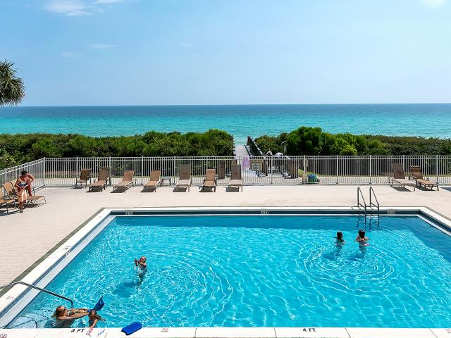 Pool overlooking the ocean 